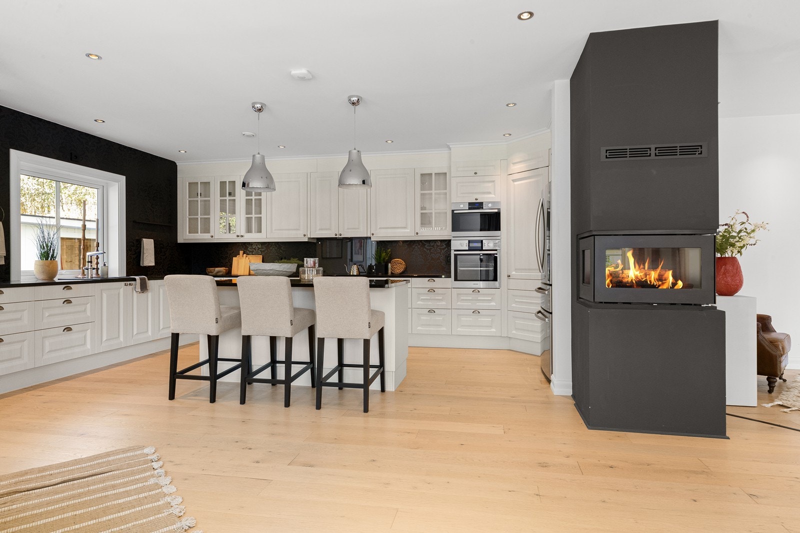 Det er åpen løsning mellom spisestuen og kjøkkenet Galleribilde