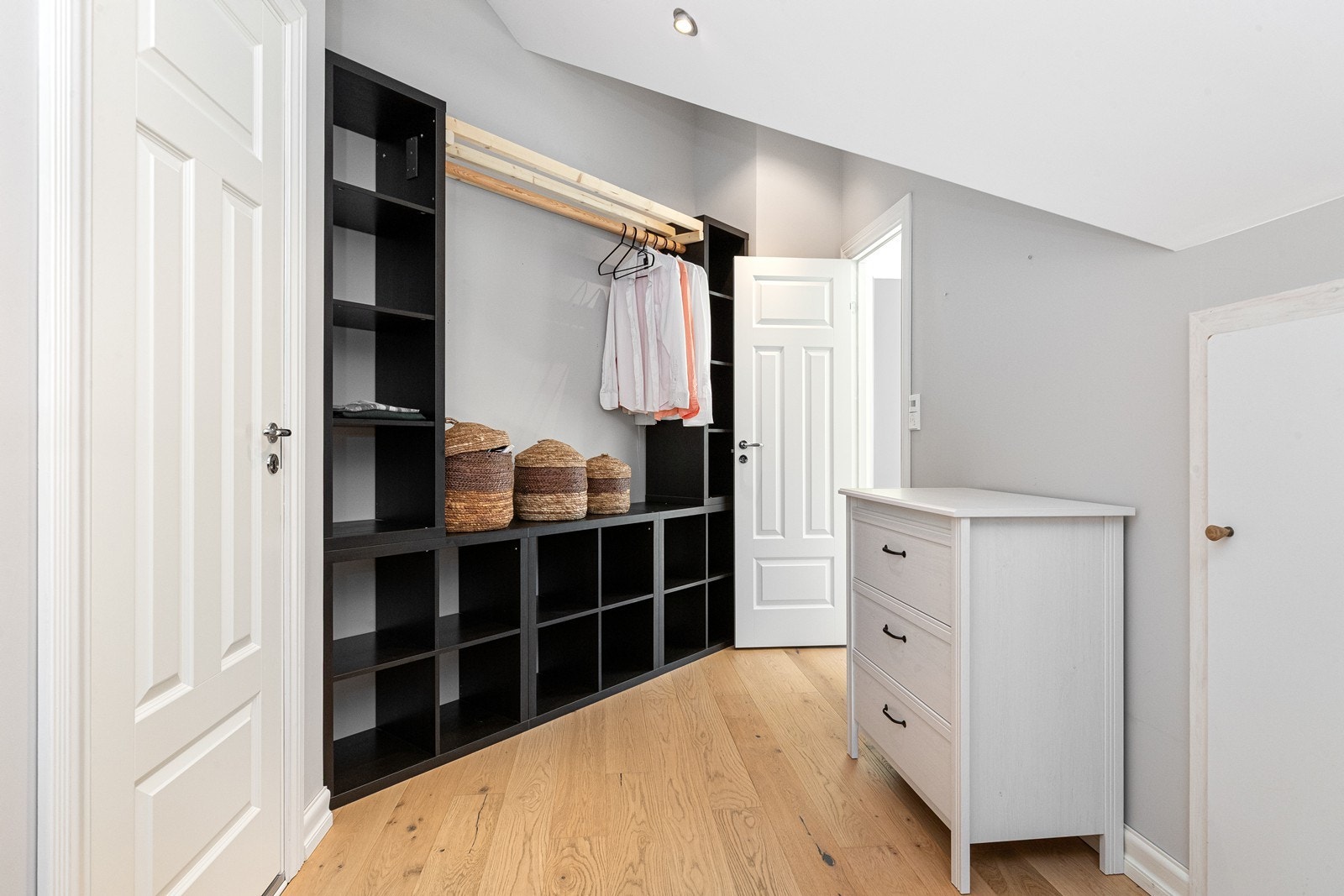 Det er også egen garderobe i forbindelse med hovedsoverommet Galleribilde