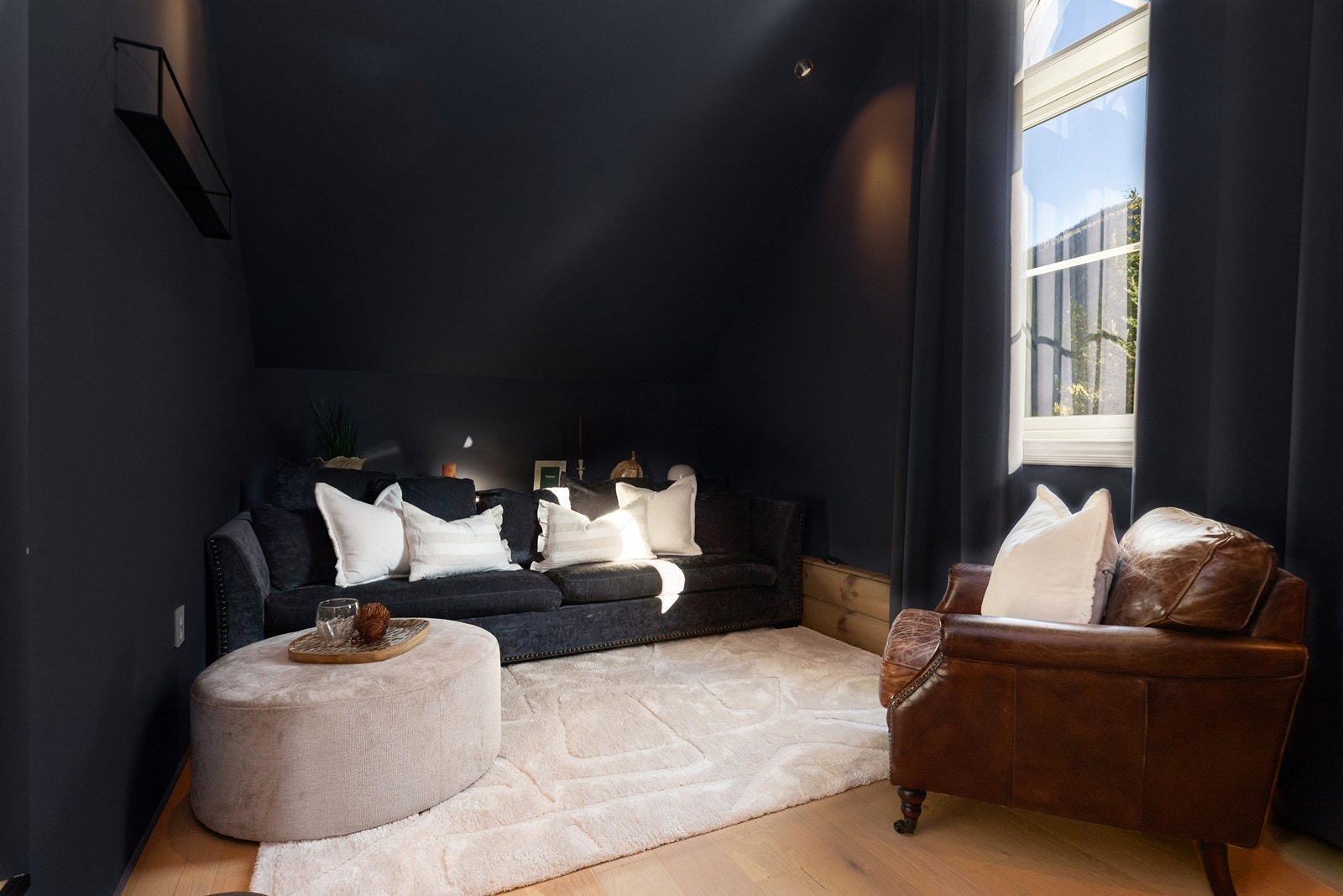 Det er en koselig TV-stue innenfor dagligstuen Galleribilde