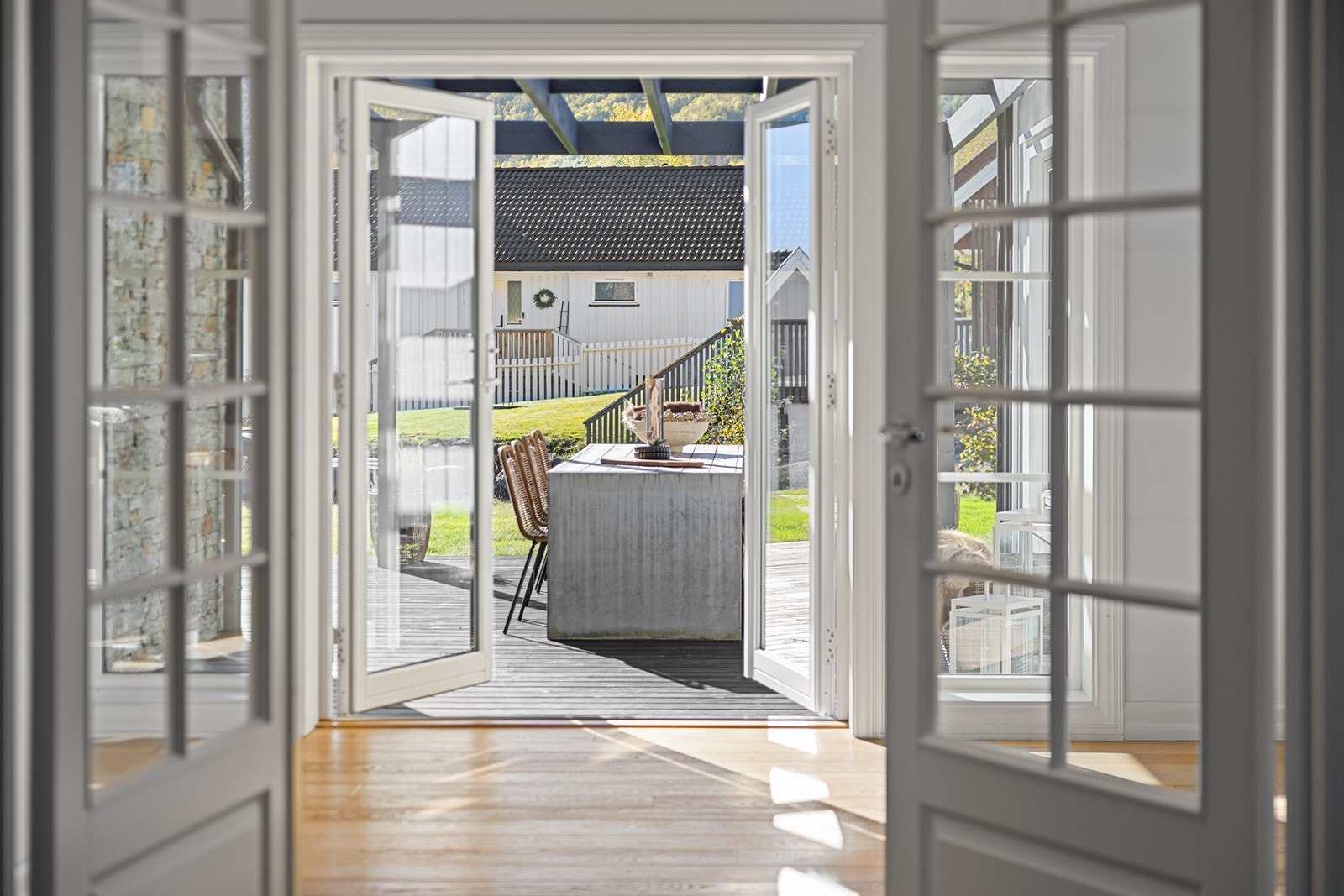 Doble dører "gjennom" boligen Galleribilde