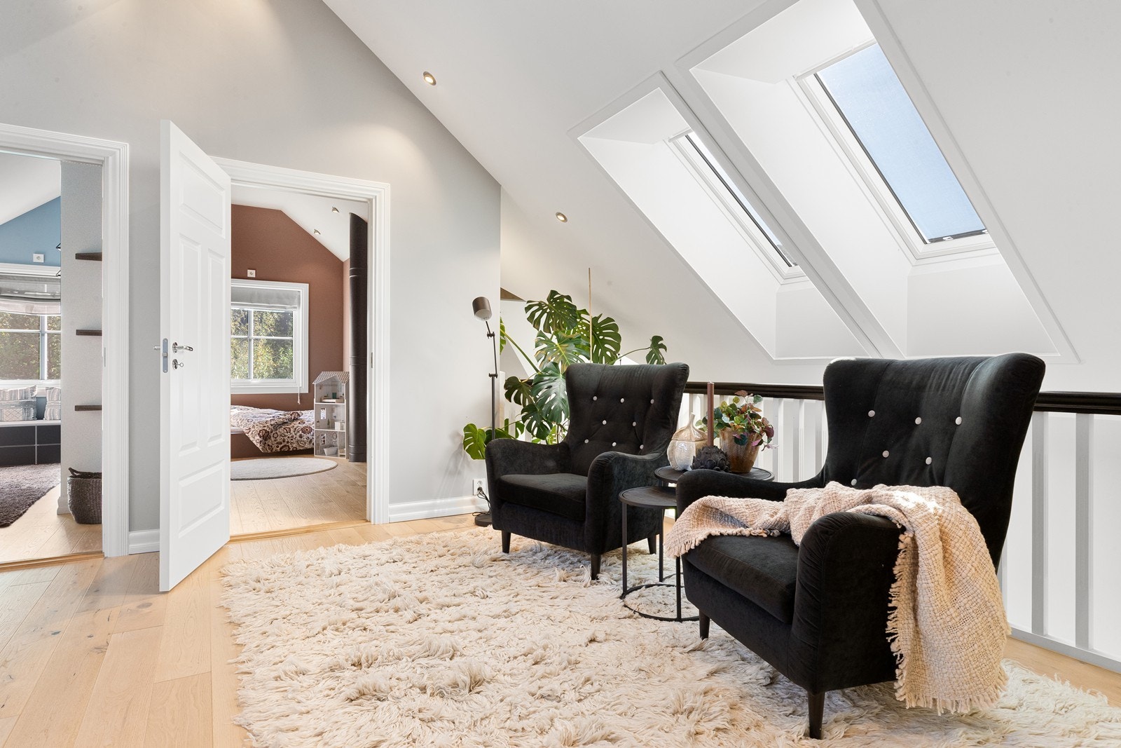 Her er det takvinduer som slipper inn godt med naturlig lys Galleribilde