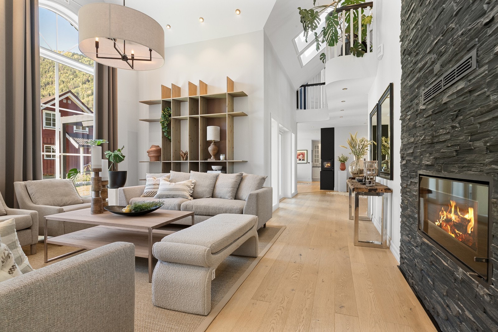 Dagligstuen er lys og pen med god takhøyde Galleribilde