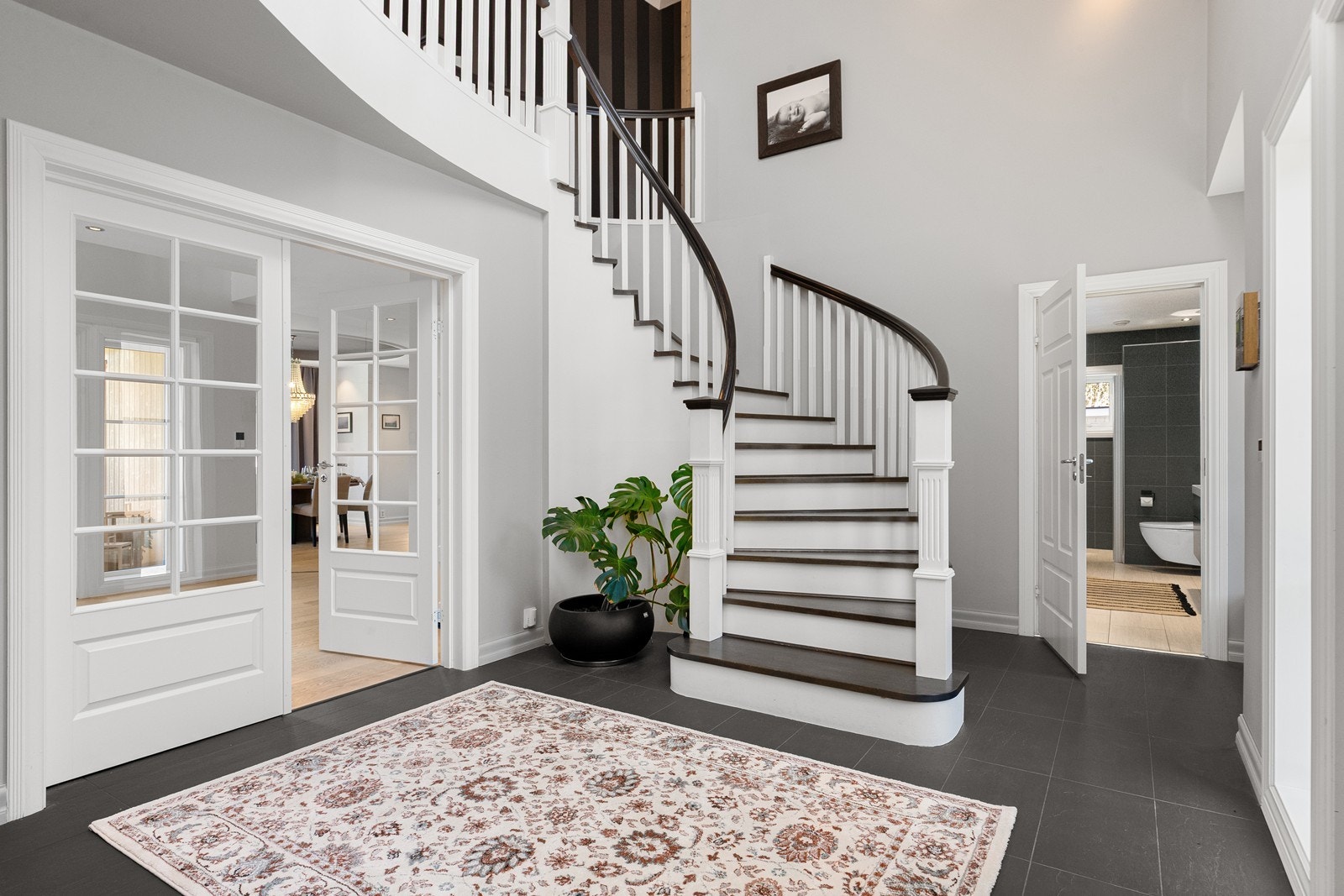 Romslig og flott hall med god takhøyde Galleribilde