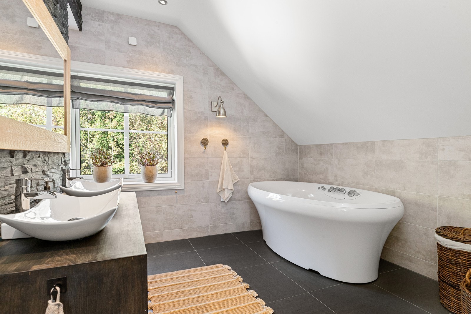 Badet i 2. etasje har både badekar og dusj Galleribilde