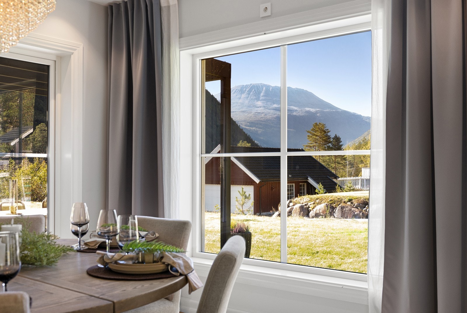 Utsikten kan nytes fra spisebordet Galleribilde