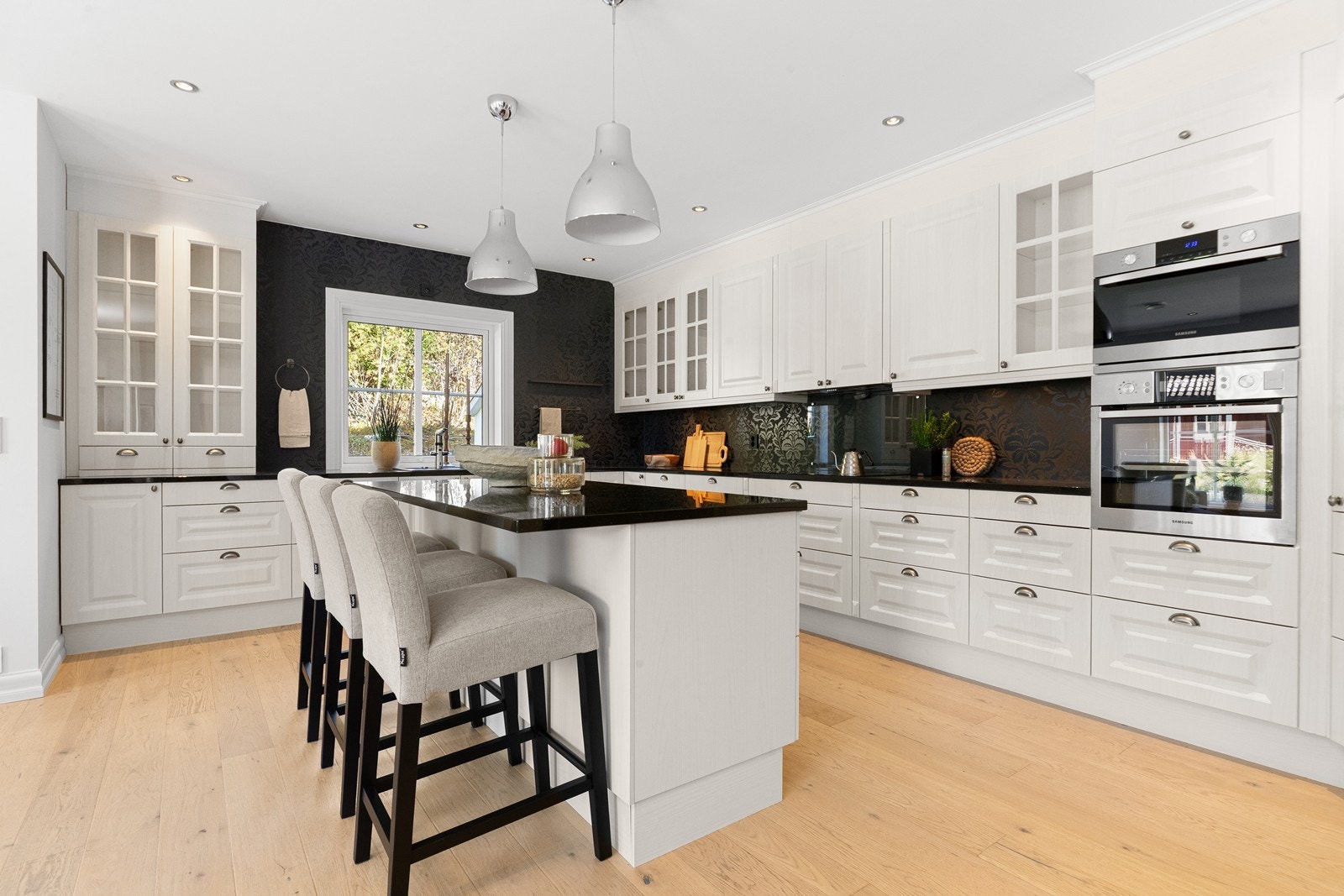 Kjøkkenet er romslig og pent Galleribilde