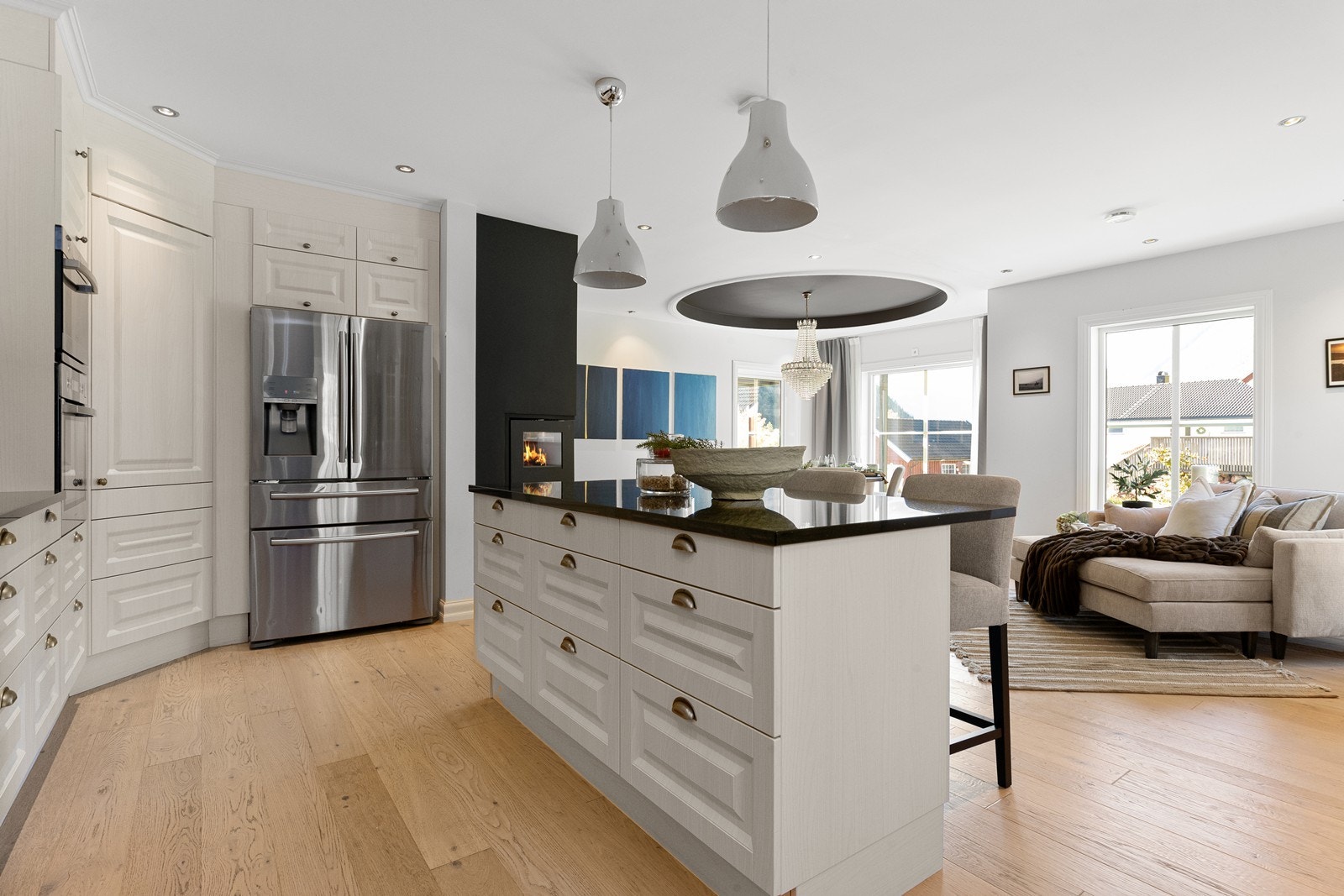 Kjøkkenet har en praktisk øy som vender mot spisestuen Galleribilde