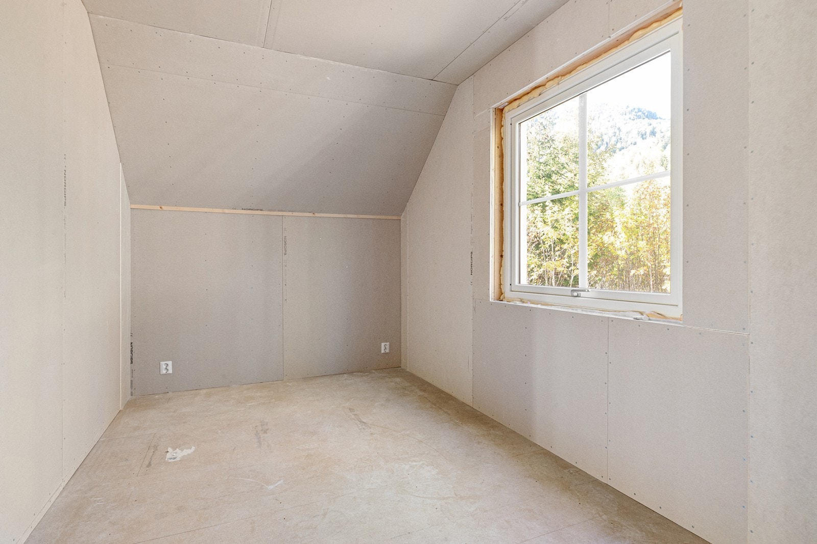 2. etasjen av garasjen er ikke innredet, men her kan man etablere oppholdsrom, gjesterom og toalettrom om man ønsker (se byggetegning) Galleribilde