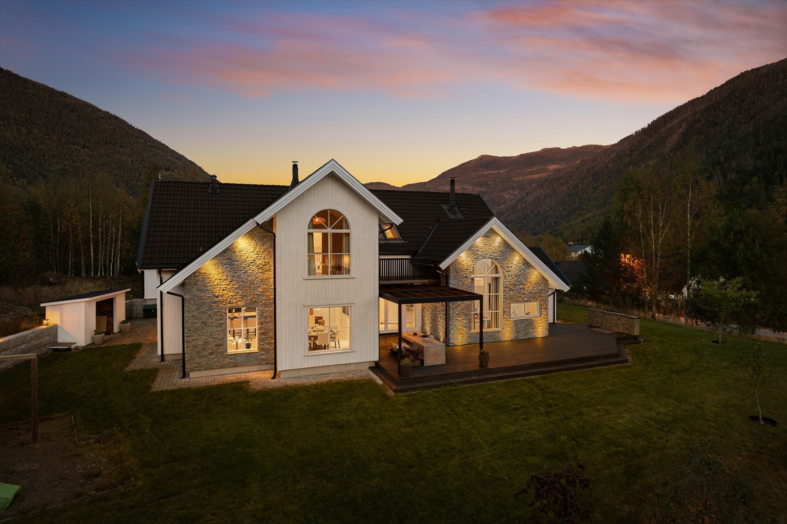 Fasade - dette er en herskapelig og gjennomført enebolig utenom det vanlige Galleribilde