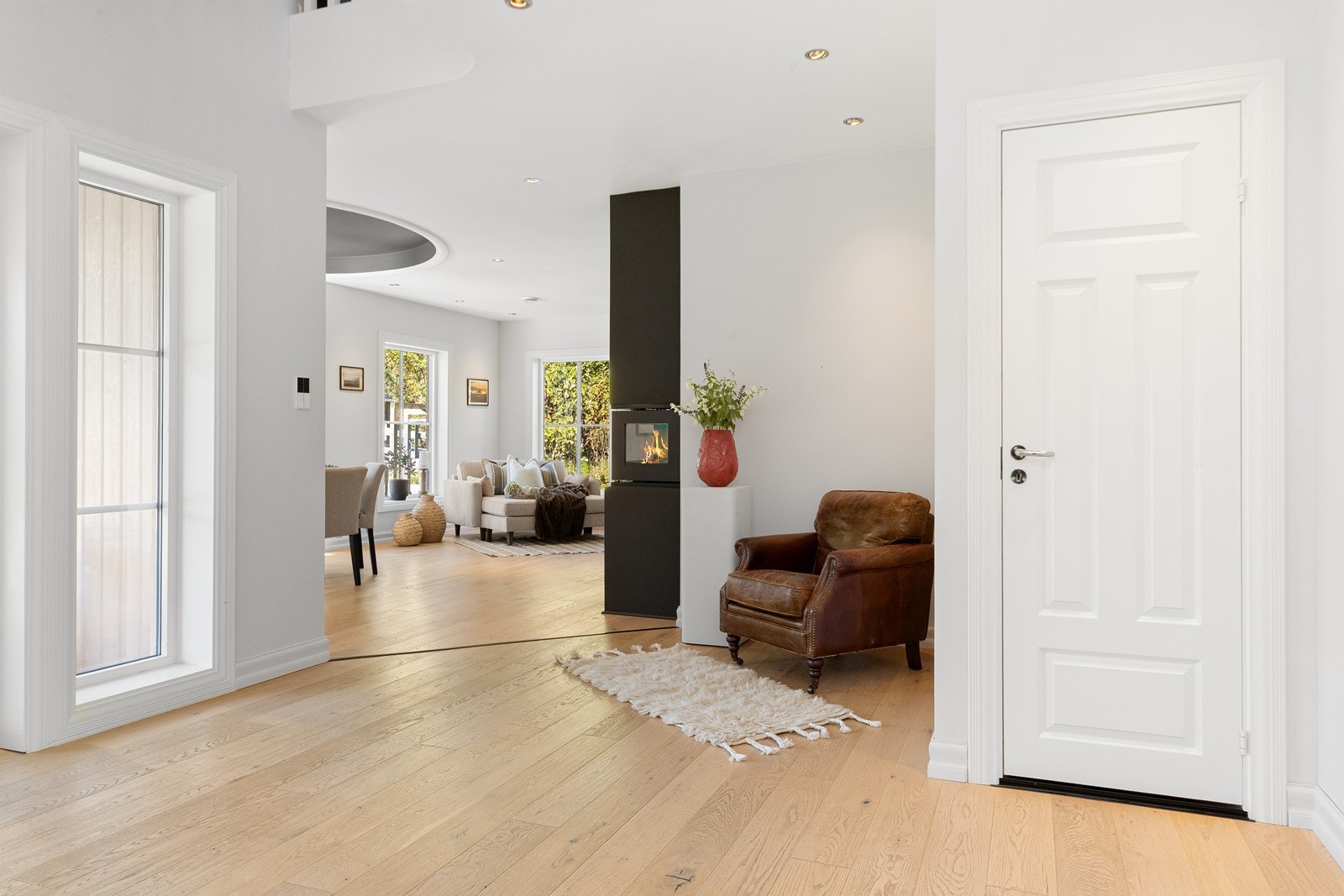 Boligen er lys og pen med gjennomgående høy standard Galleribilde