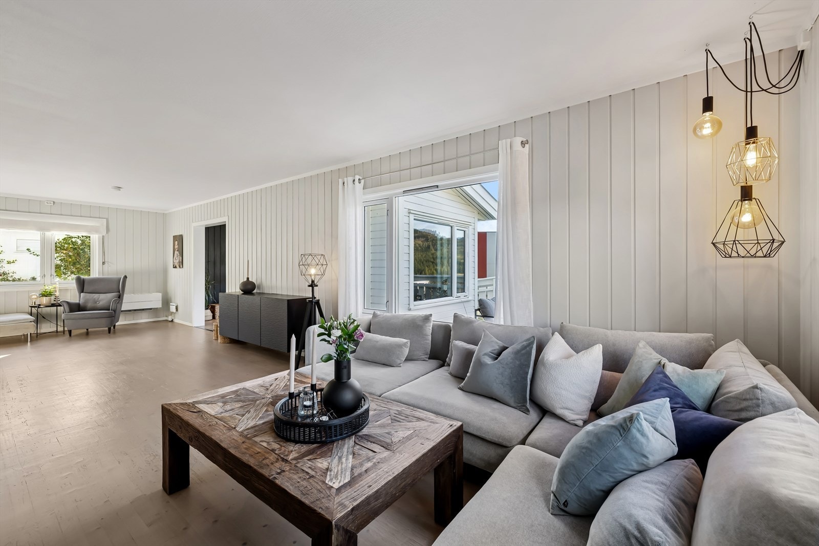 Stuens utforming gjort det enkelt å innrede stuen i soner, med plass til sofagruppe, tv og annet ønskelig. Galleribilde