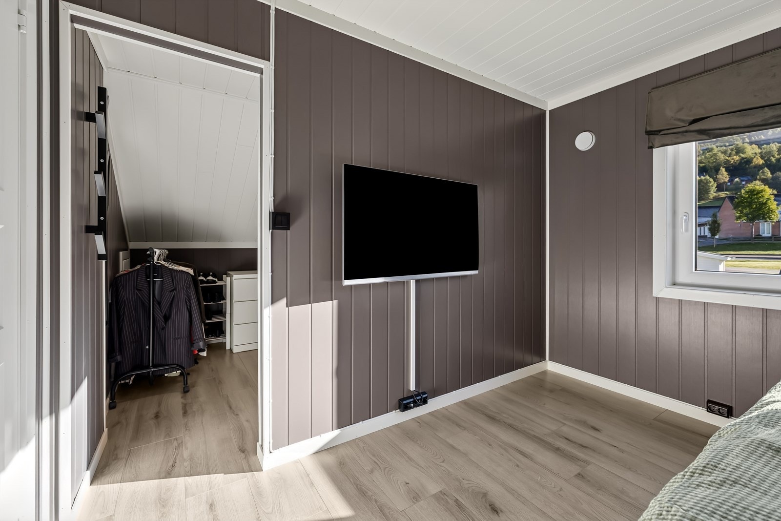 Fra soverommet er det tilgang til eget walk-in closet. Galleribilde