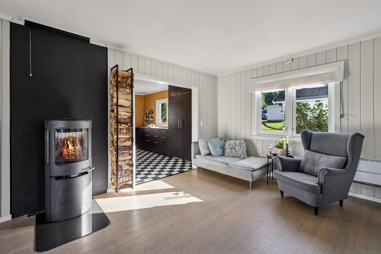 Kjøkkenet ligger åpent til fra stuen. Galleribilde