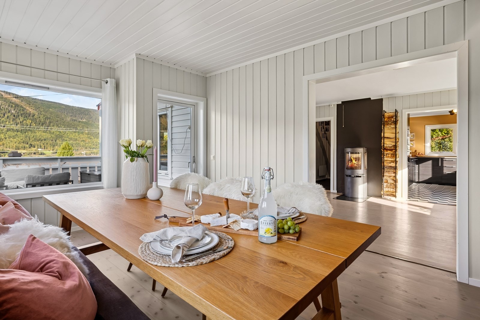 Stuen ligger åpent mot spisestuen som ble bygget på i 2001. Rommet har store vindusflater som slipper inn rikelig med naturlig lys Galleribilde