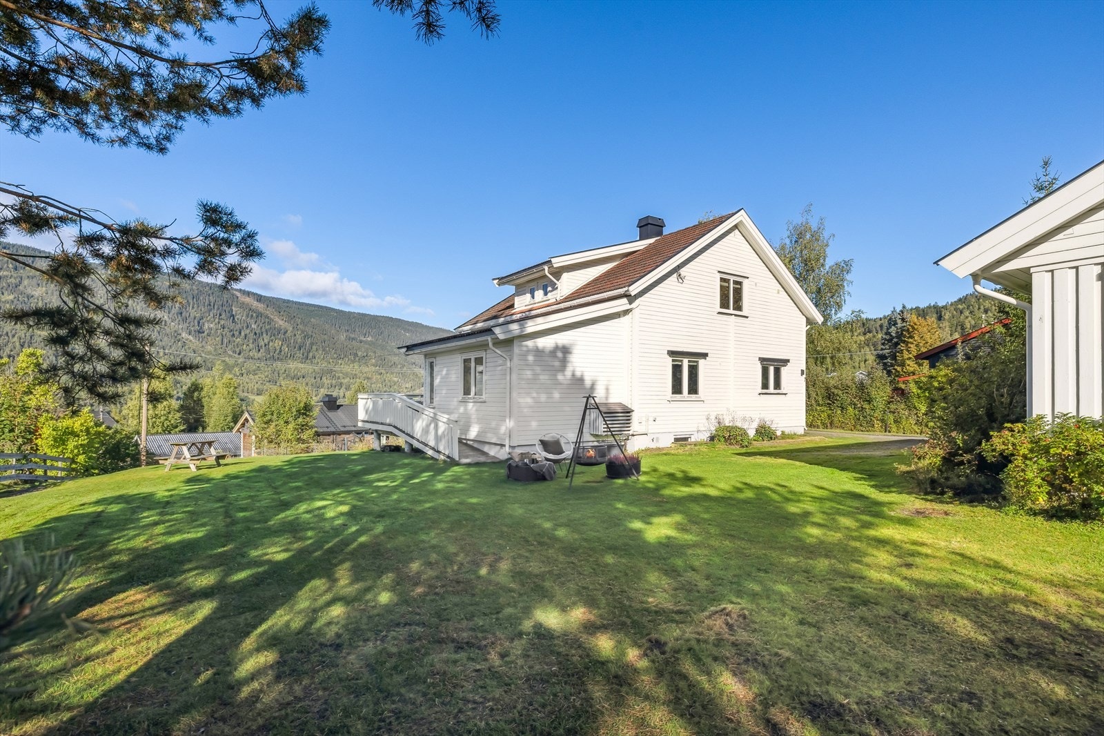 Eiendommen har en pent opparbeidet hage og solrike uteplasser som hele familien kan nyte. Galleribilde