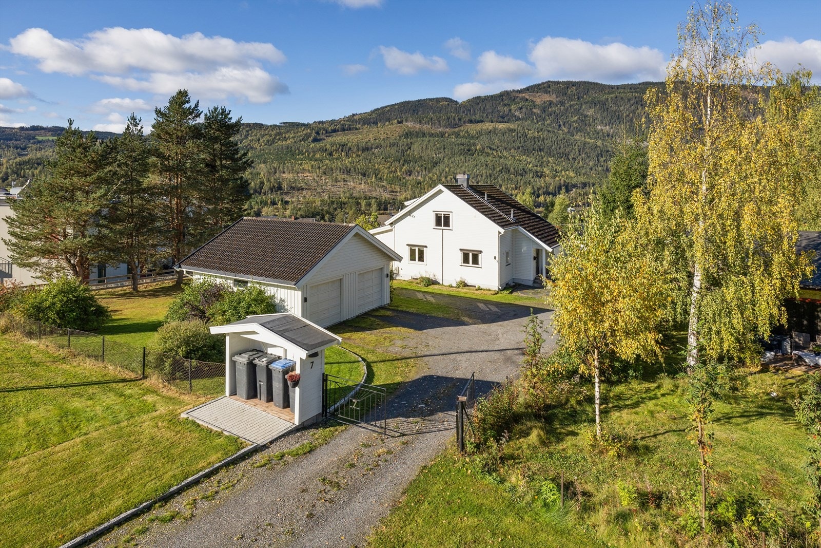 Eiendommen ligger i et attraktivt og etablert boligområde på Tretten Galleribilde
