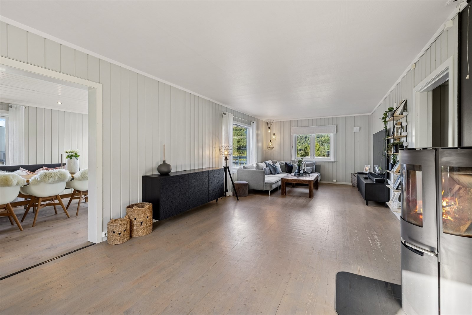 Vedovnen er plassert sentralt i stuen, og gir ekstra varme og hygge på kalde vinterdager. Galleribilde