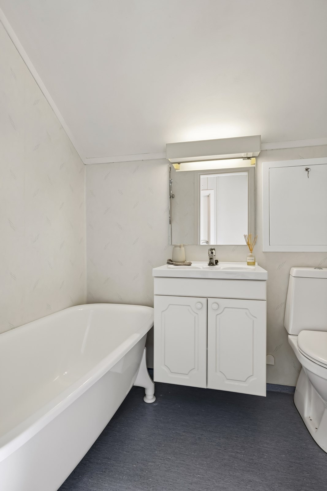 Badet i 2. etasje har belegg på gulvet, våtromsplater på vegg og himlingsplater. Rommet varmes opp med gulvvarme. Galleribilde