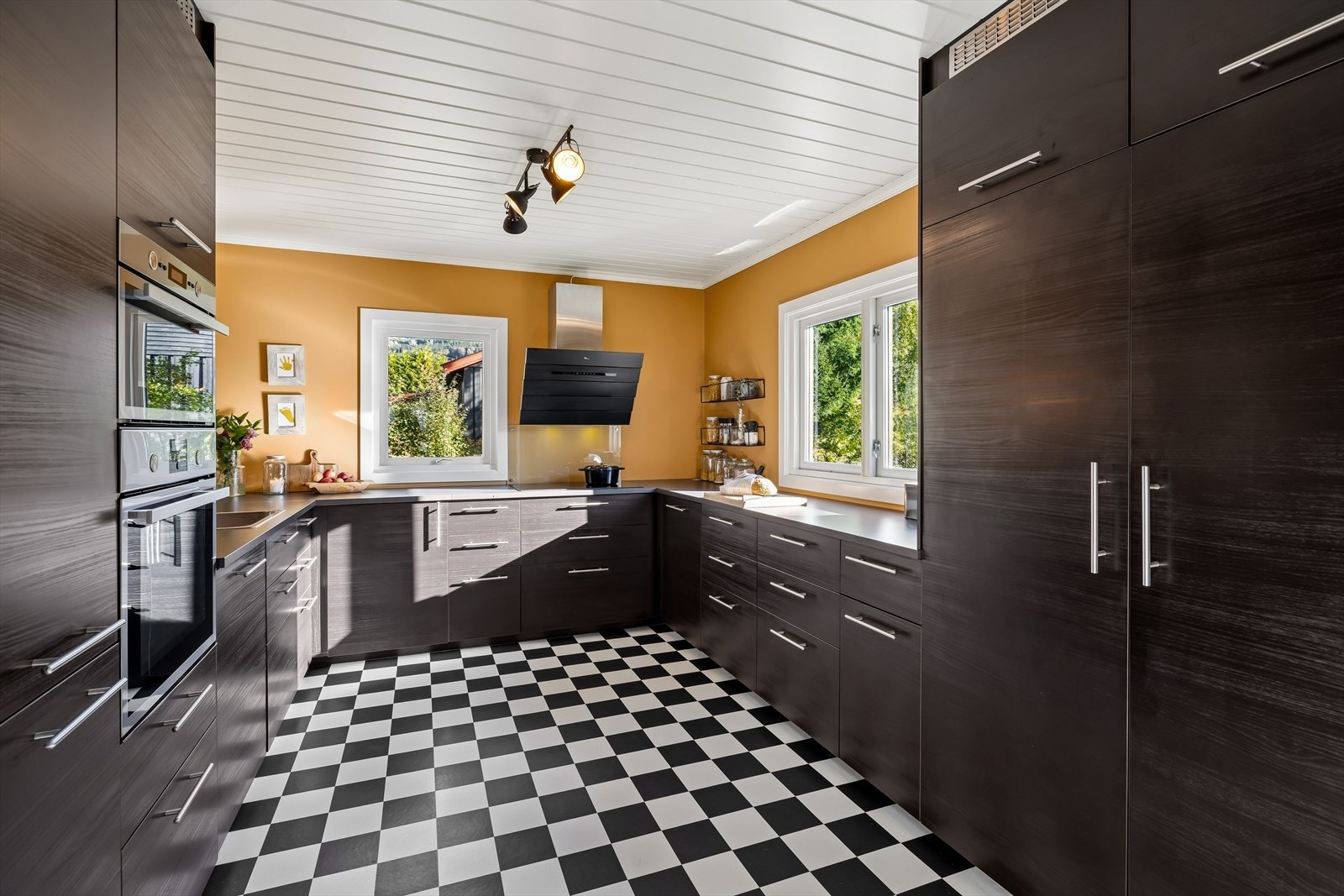 Stilrent kjøkken som er pusset opp i 2018, og innredet med laminerte skrog, glatte fronter og en benkeplate av laminat. Galleribilde