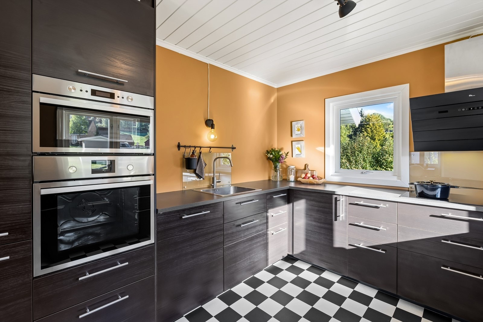 Det er integrerte hvitevarer, som stekeovn, mikrobølgeovn, oppvaskmaskin, kjøleskap og koketopp Galleribilde