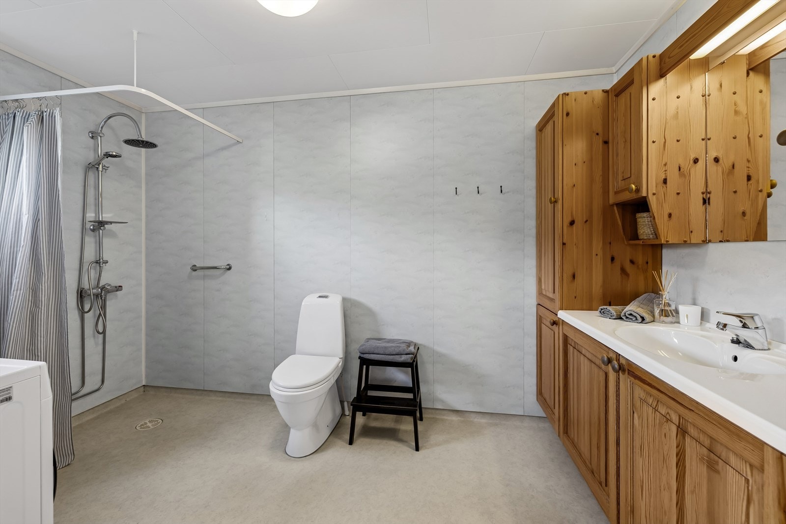 Badet i 1. etasje ligger innenfor soverommet i denne etasjen. Galleribilde