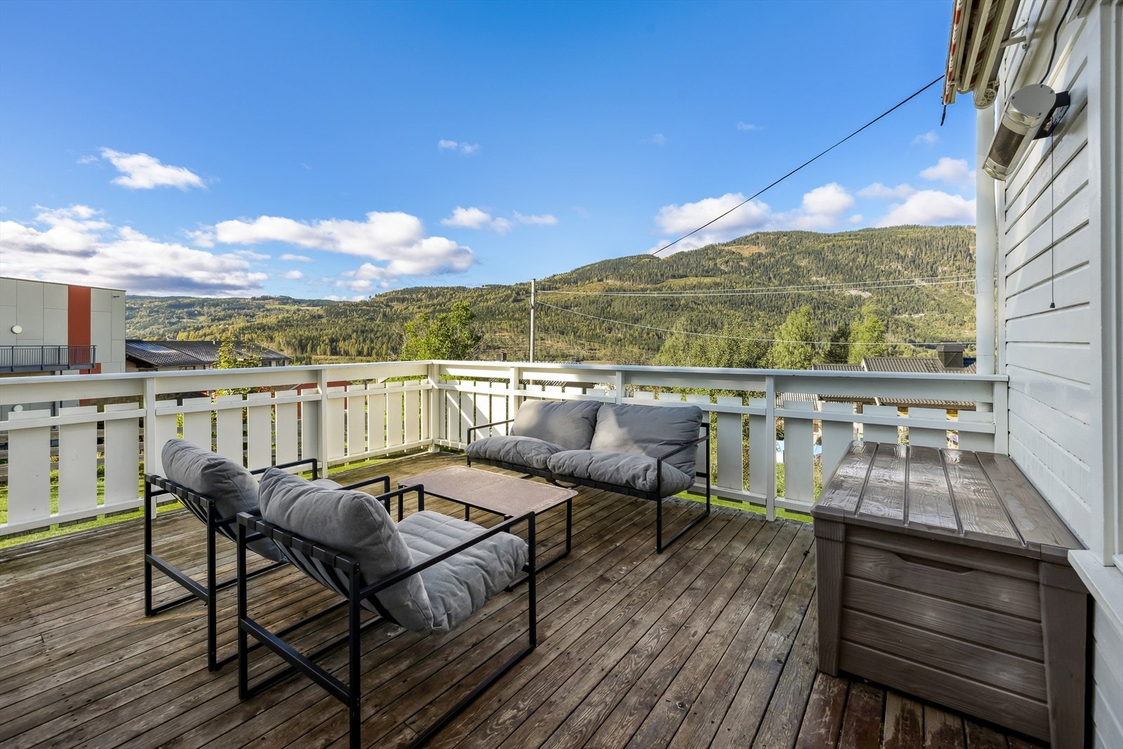 Fra spisestuen er det utgang til verandaen. Galleribilde