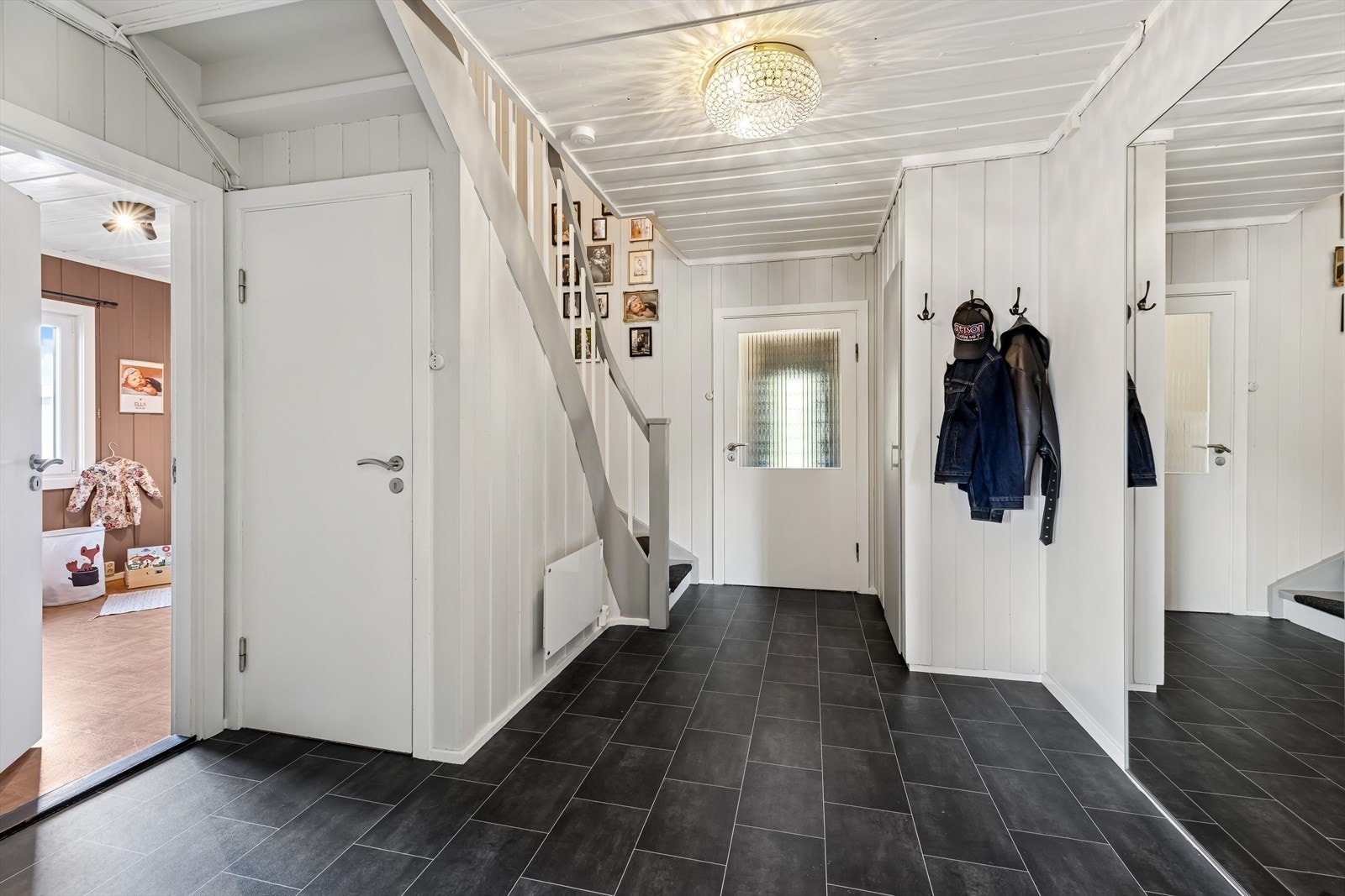 Det er inngang fra bakkeplan og inn i entréen, med plass til å henge fra seg yttertøyet. Galleribilde