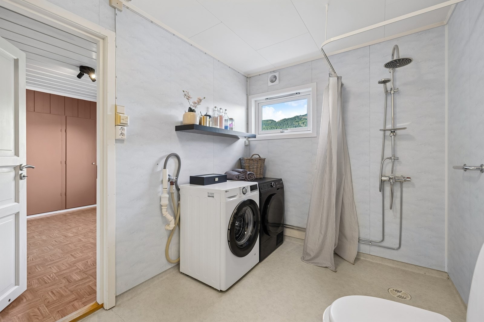 Her er det opplegg for vaskemaskin, og varme i gulvet. Galleribilde