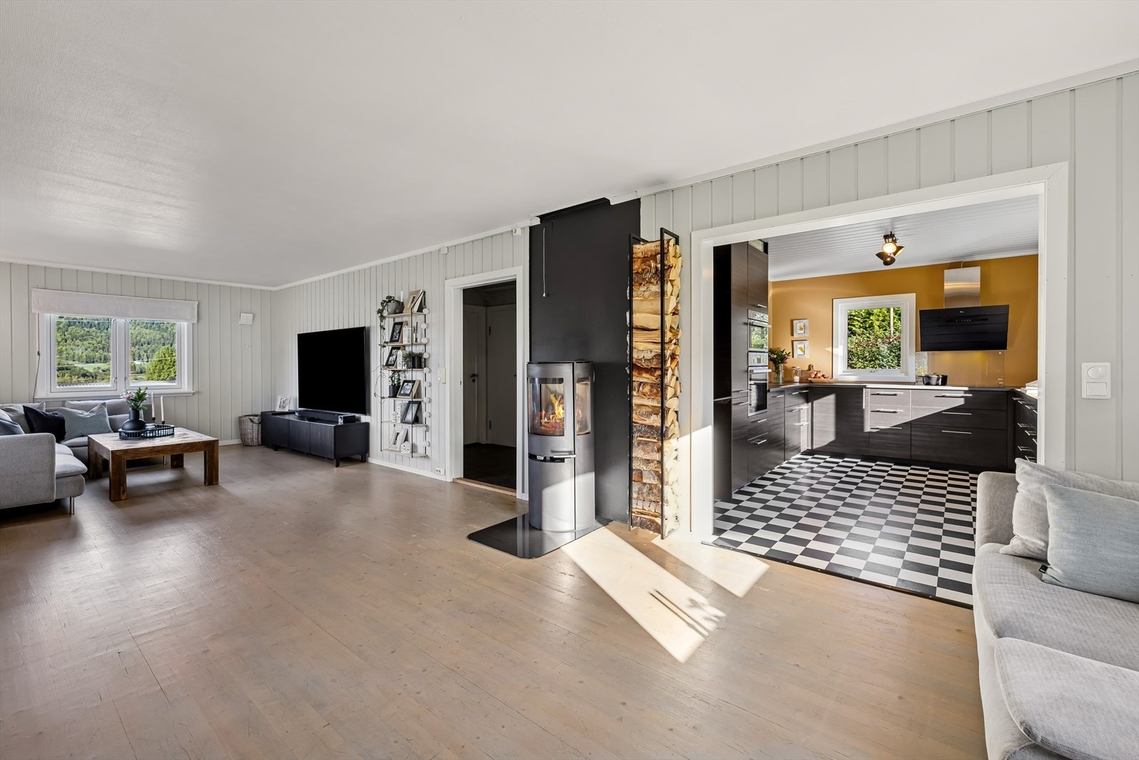 Videre er det inn til gangen og en stor og åpen stue. Galleribilde