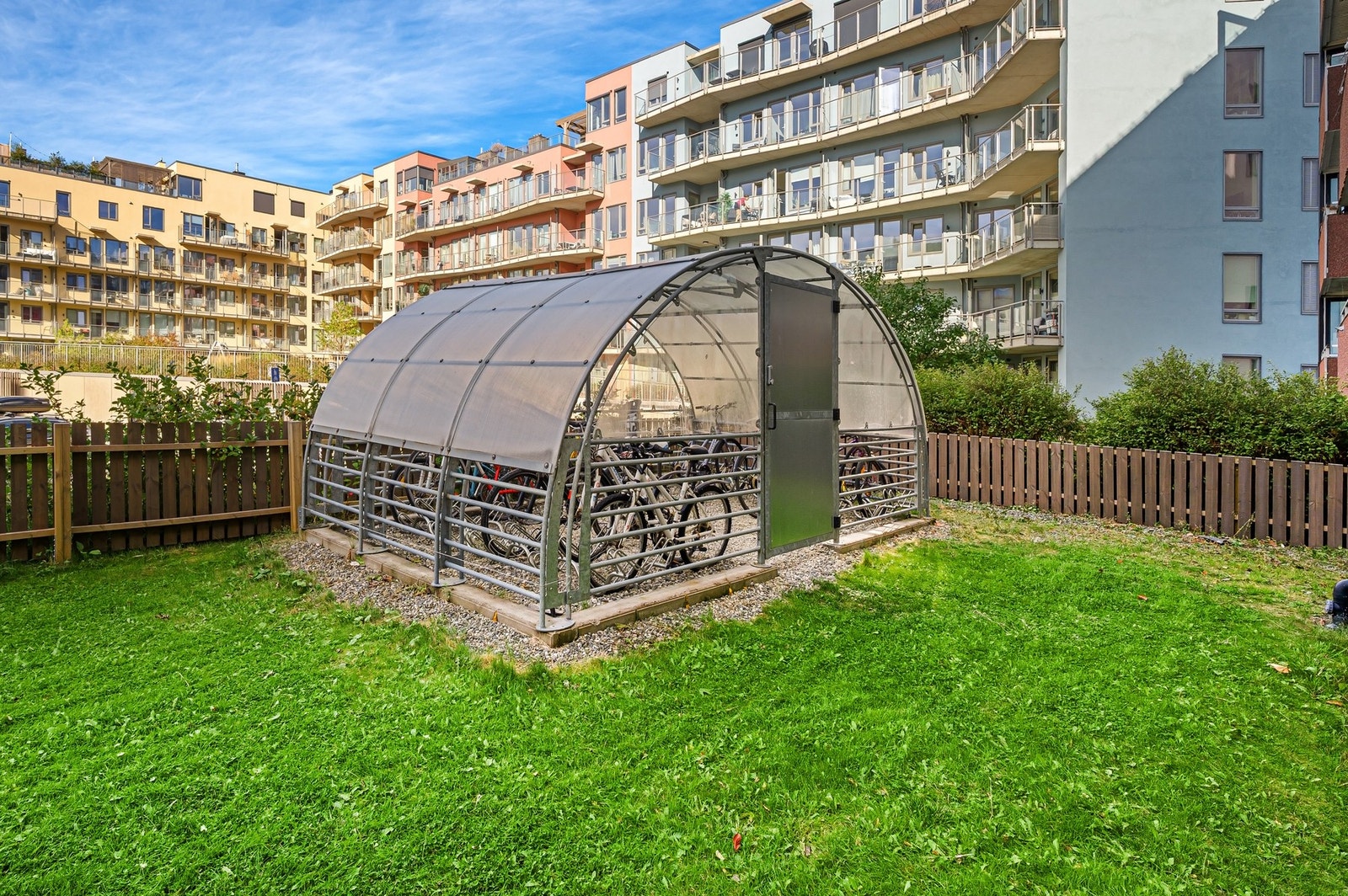 Felles sykkelparkering i borettslaget. Galleribilde