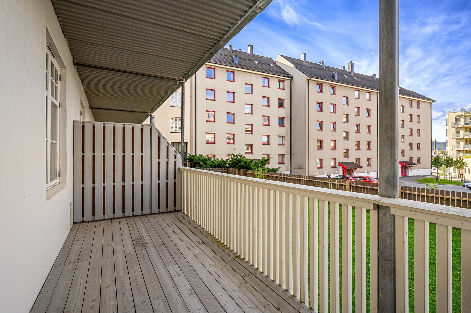 Stor uteplass som er ypperlig å benytte i sommerhalvåret. Galleribilde