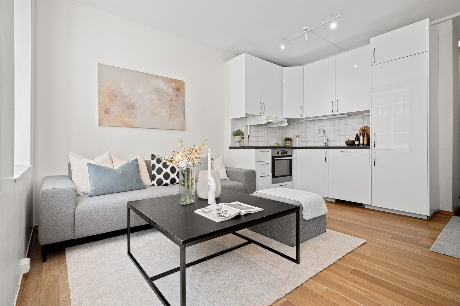 Kjøkken og stue i åpen løsning gir en god og praktisk planløsning Galleribilde