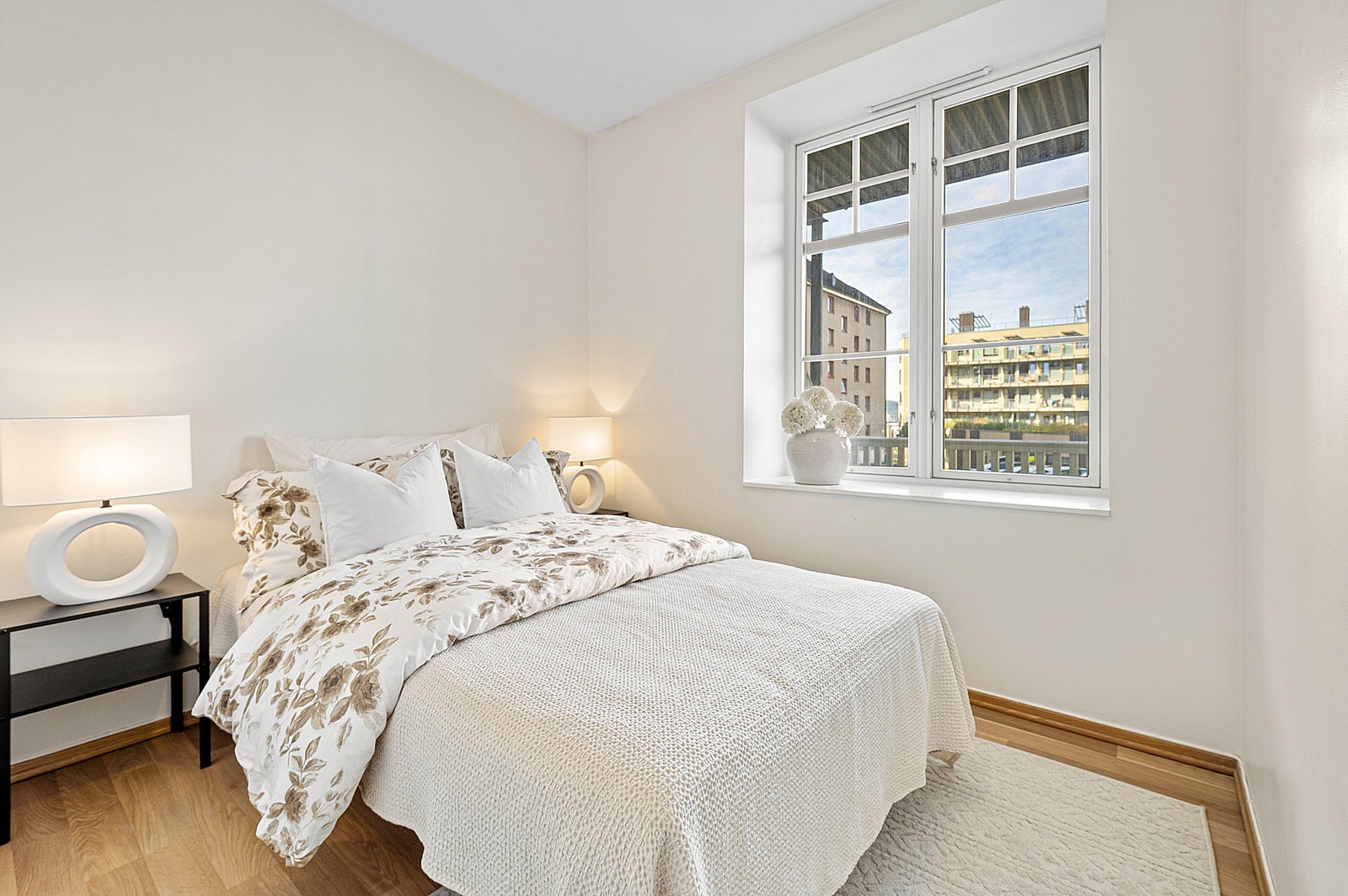 Lyst og koselig soverom med plass til dobbeltseng. Galleribilde