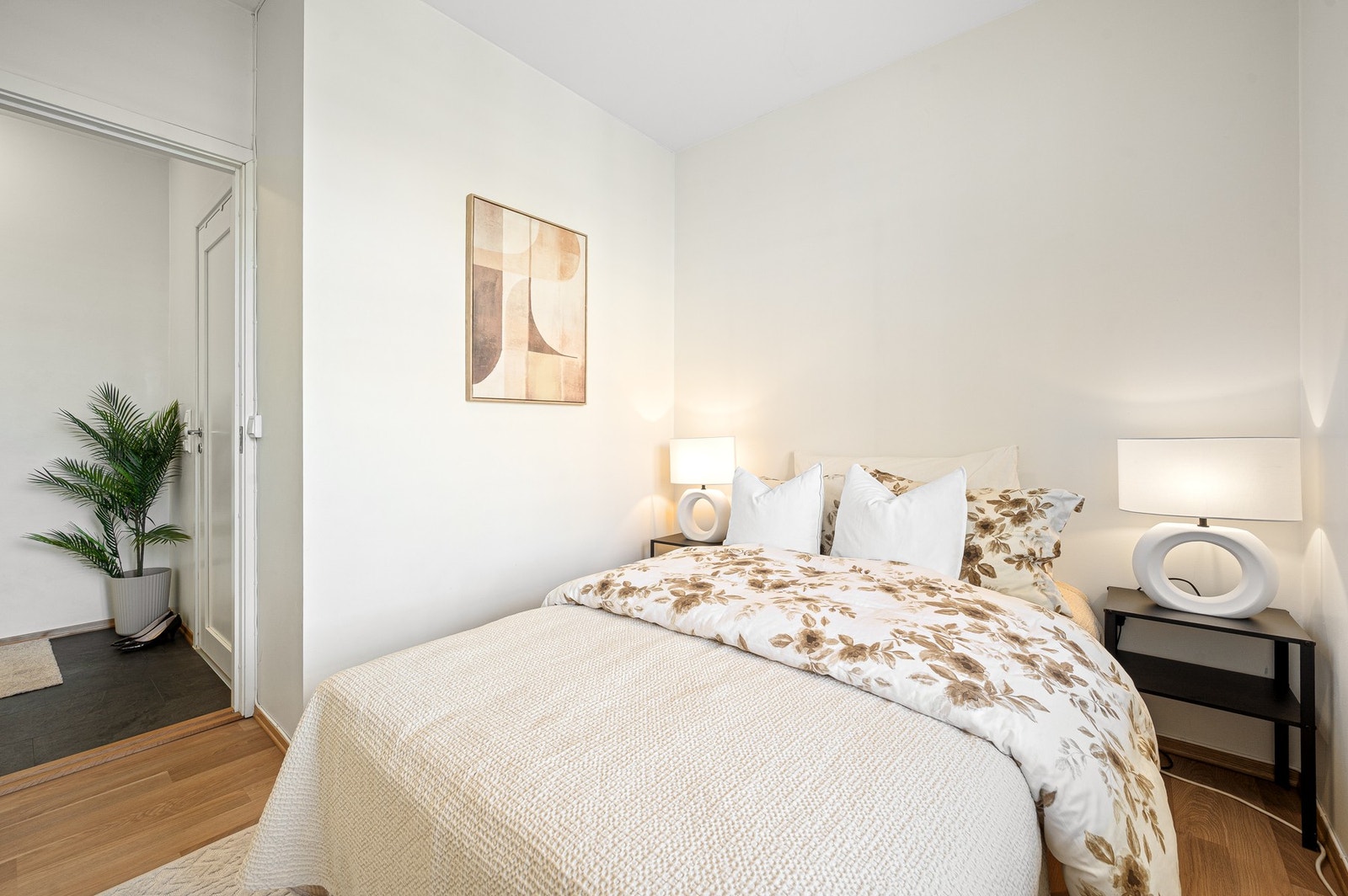 God plass til seng og garderobeløsning på soverommet. Galleribilde