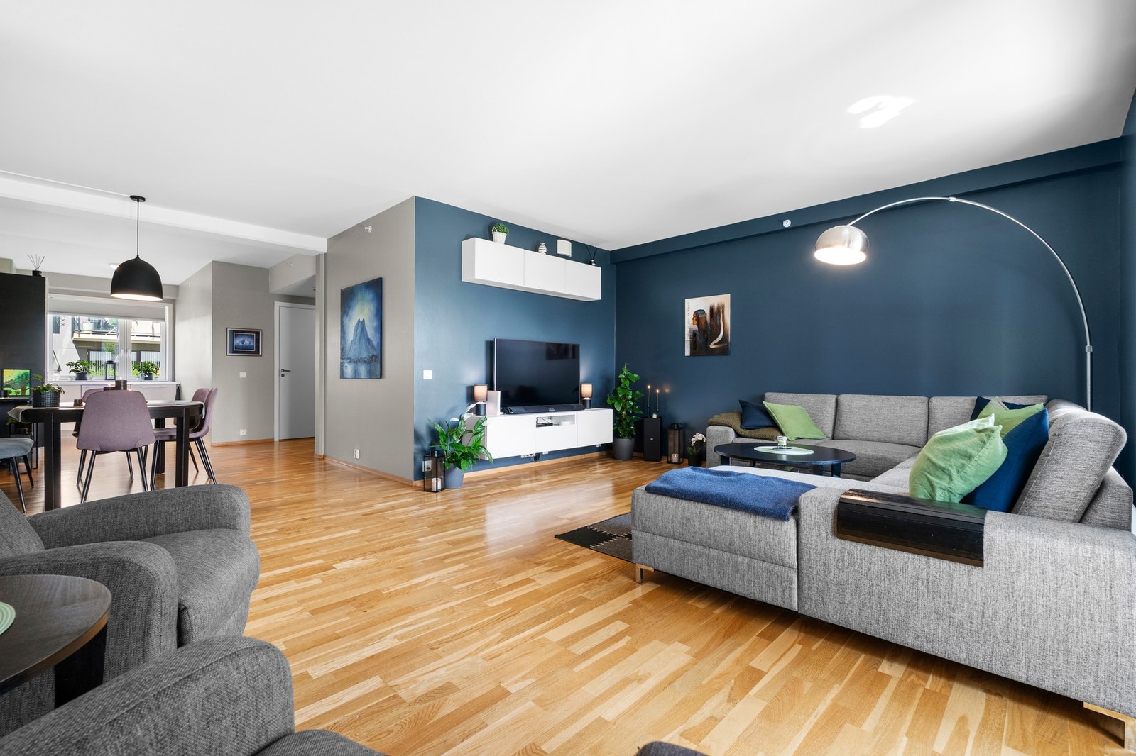 En svært romslig og pen 3-roms med fin beliggenhet i 1.etasje. Galleribilde