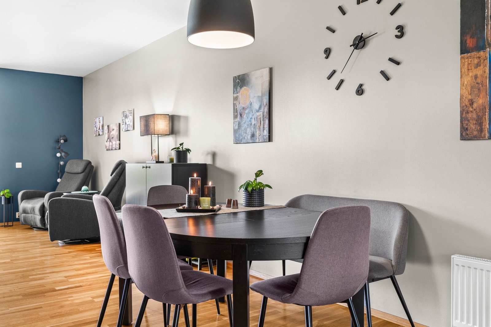 Leiligheten har en generøs takhøyde samt lekre fargevalg. Galleribilde