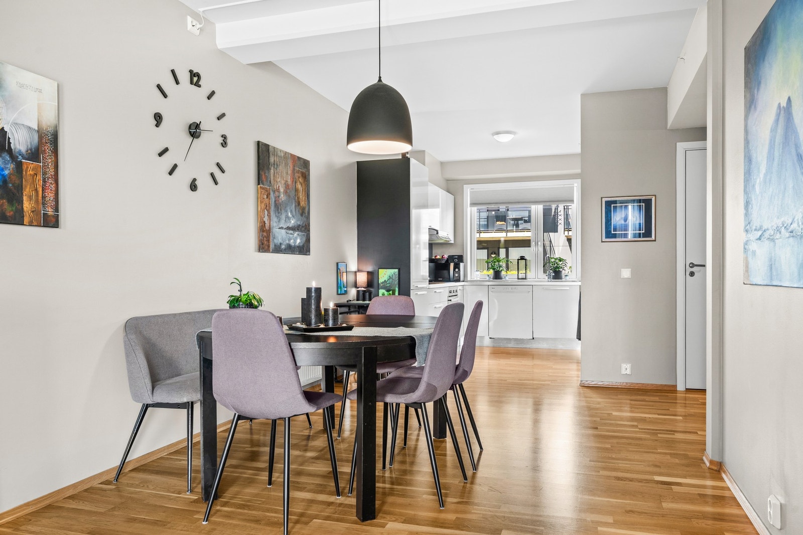 Leiligheten har fjernvarme og balansert ventilasjon. Galleribilde