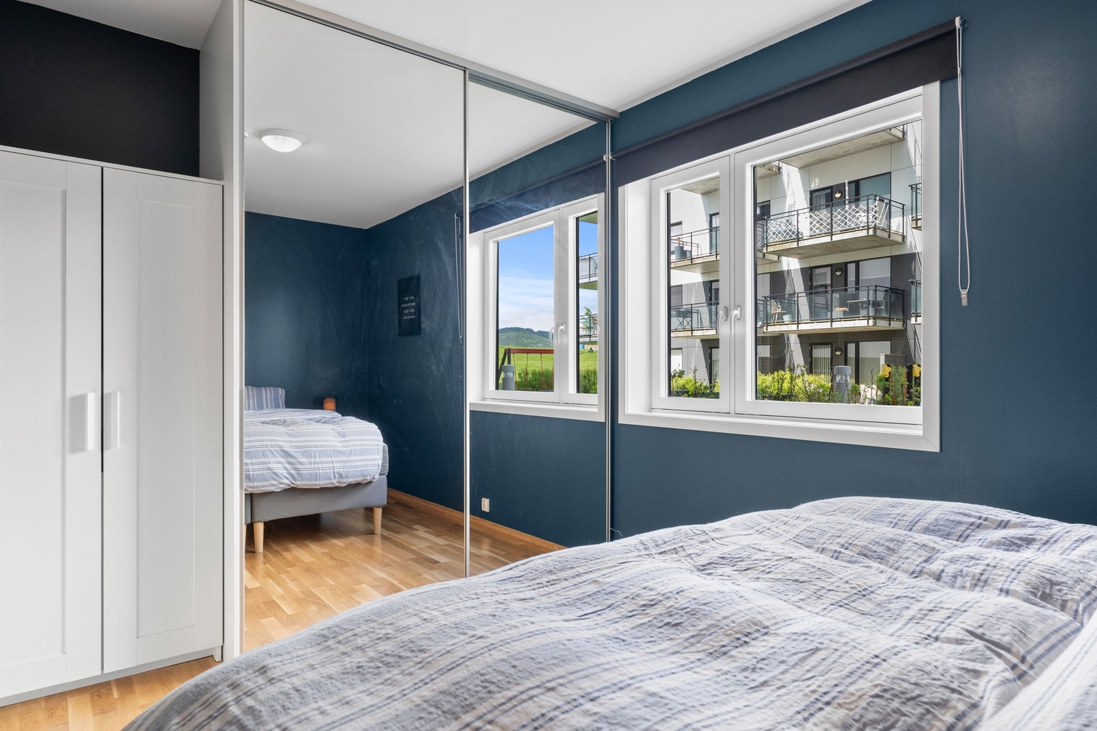 Her er det god plass til dobbeltseng og skyvedørsgarderobe. Galleribilde