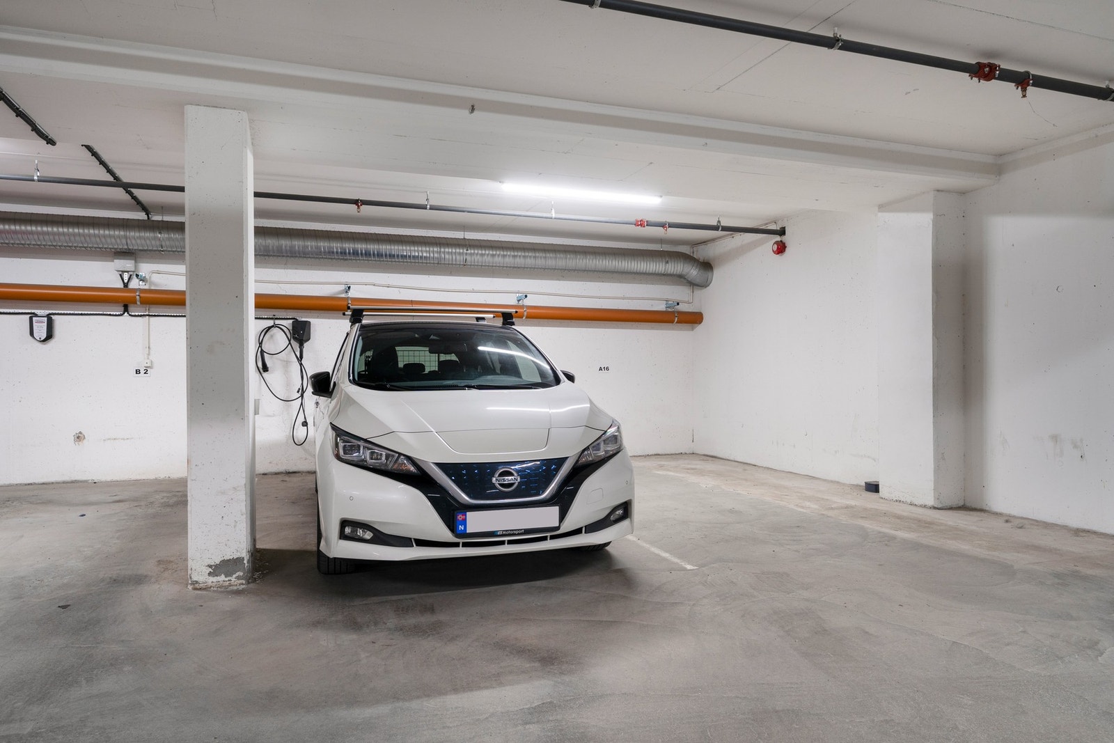 Parkeringsplass med elbillader i kjeller. Galleribilde