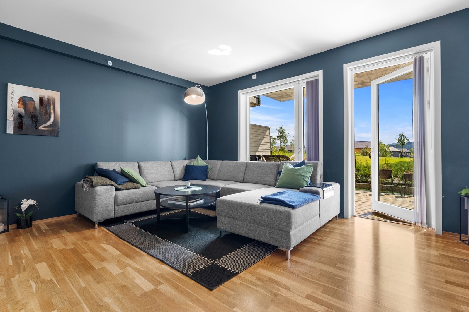 Fra stuen er det direkte utgang til en solrik terrasse. Galleribilde