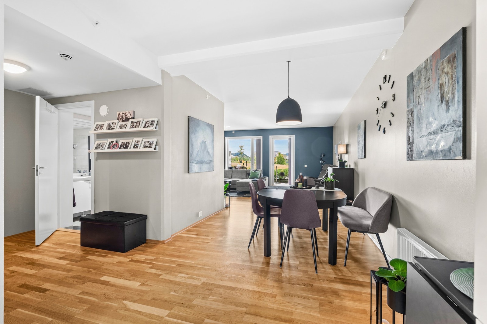 Bygget ble oppført i 2017 og leiligheten holder en god og moderne standard. Galleribilde