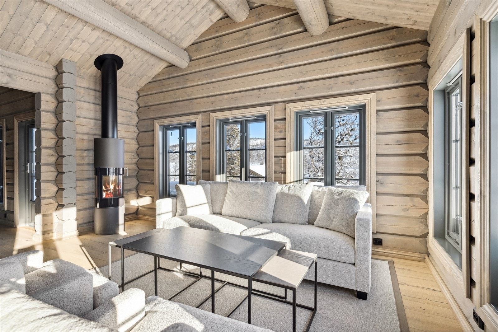 Nydelig stue, lys og luftig -foto fra en oppsatt tilsvarende hytte. i Tyrvelivegen er det montert peis forblendet med stein. (ikke ovn som bilde viser) Galleribilde