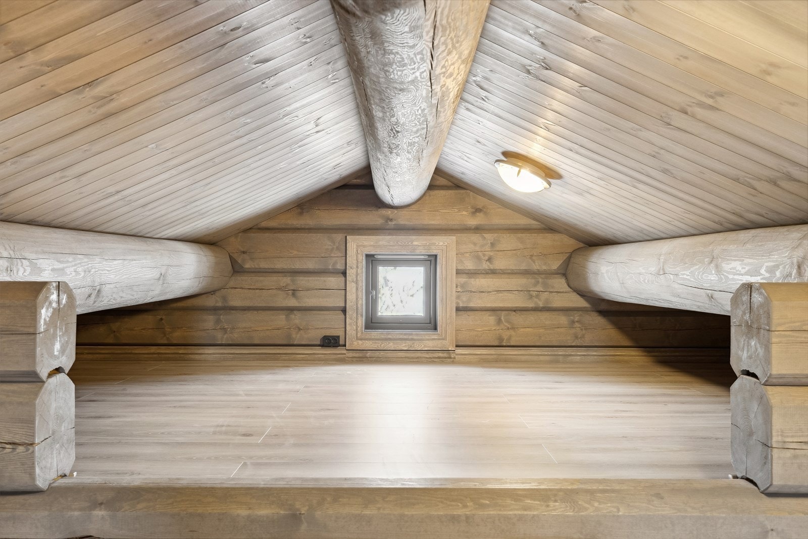 Hems i soveromsgang med kjekt luftevindu og lysinslipp. Galleribilde