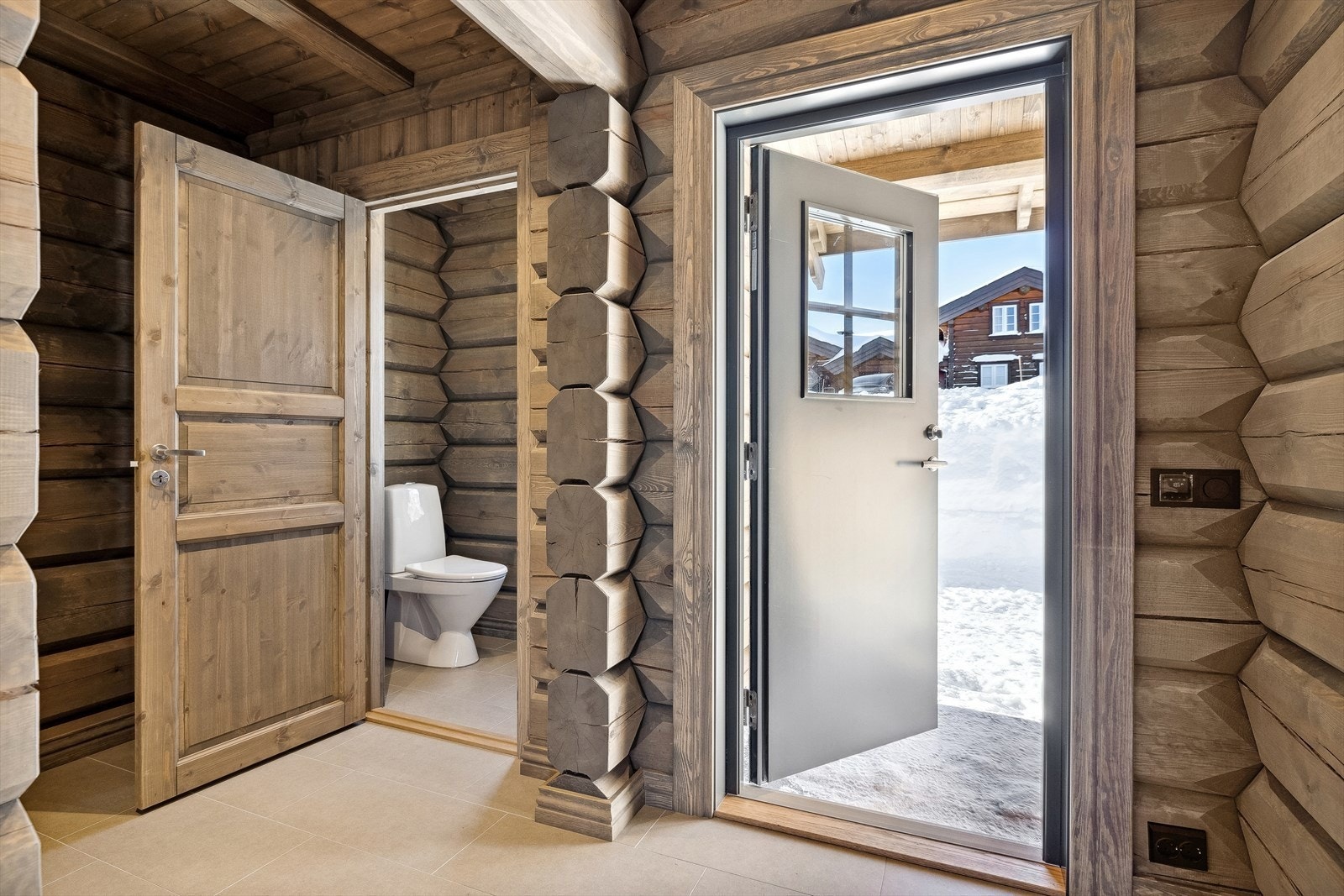 Gangen ønsker deg velkommen med flislagt gulv og varme i gulvet, en fin detalj som gir god komfort. Fra gangen er det inngang til toalett. -foto fra en oppsatt tilsvarende modell. Galleribilde