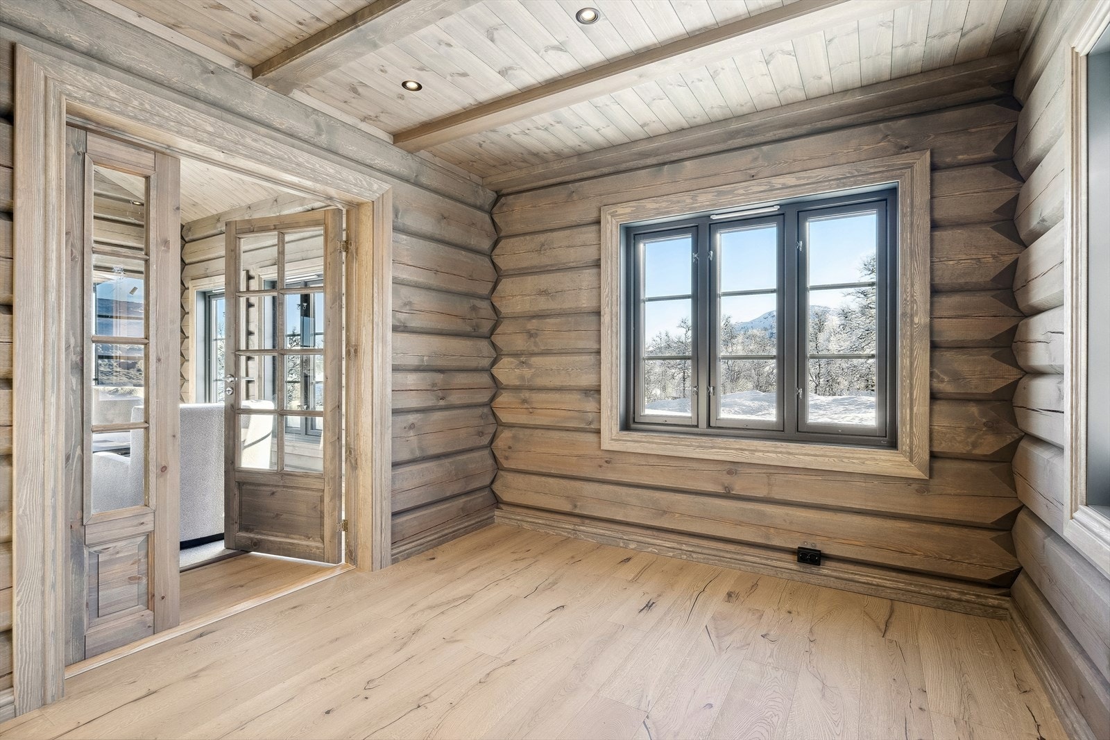 Stor og lekker TV-stue på innside av hovedstue. Rommet kan også benyttes som gjesterom/soverom. Galleribilde