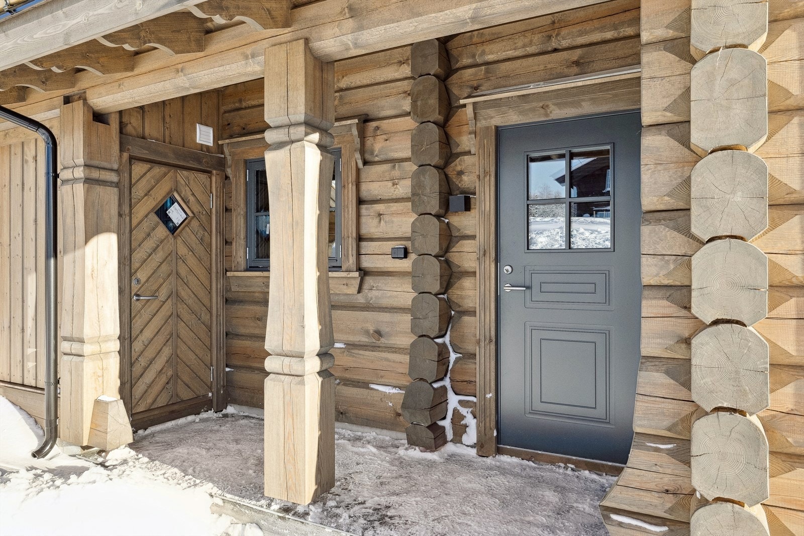 Velkommen til dette sjarmerende og flotte hyttetunet med hoved hytte og egen garasje. Bilde fra tilsvarende hyttemodell. Galleribilde