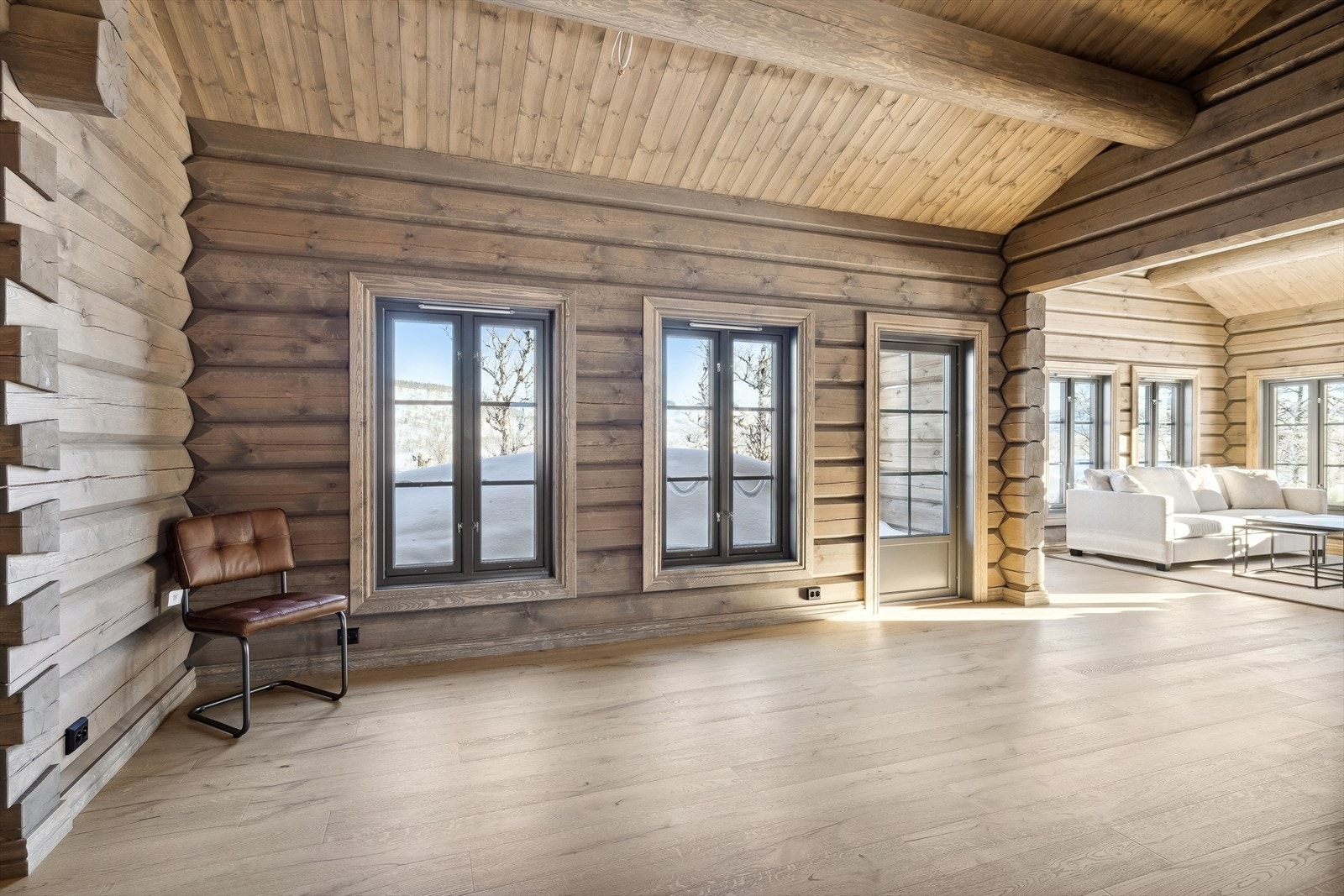 Fra spisestue er det utgang til en solrik terrasse med flott utsikt. -foto fra tilsvarende hyttemodell Galleribilde