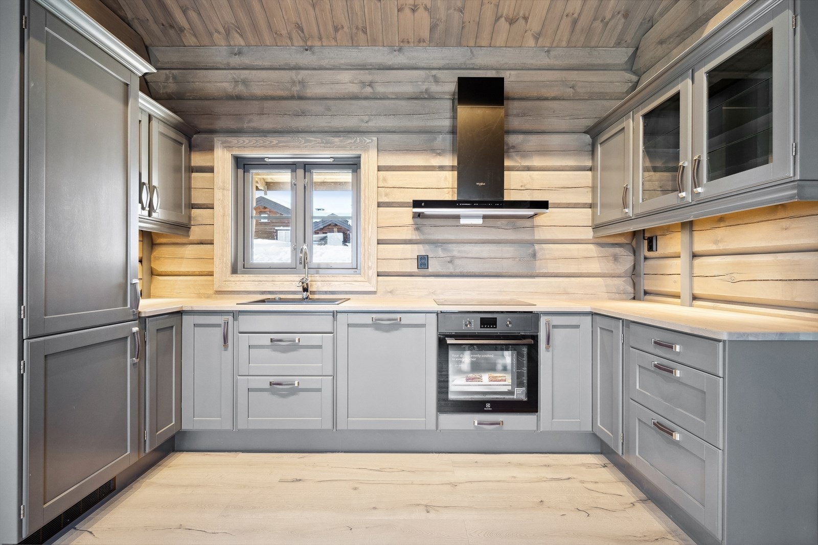 Kjøkkeninnredningen oppleves veldisponert, og er utstyrt med godt med skap- og benkeplass, vindu over benk gir deg gode arbeidsforhold og godt arbeidslys -Foto fra tilsvarende hyttemodell Galleribilde