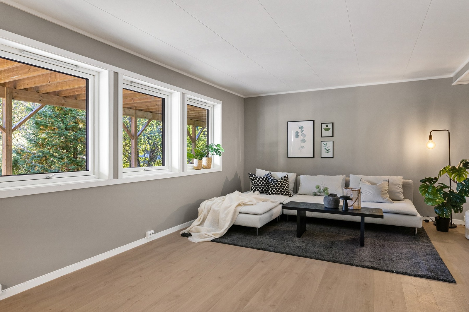 Praktiske og familievennlige løsninger med hele fem soverom og to romslige stuer Galleribilde