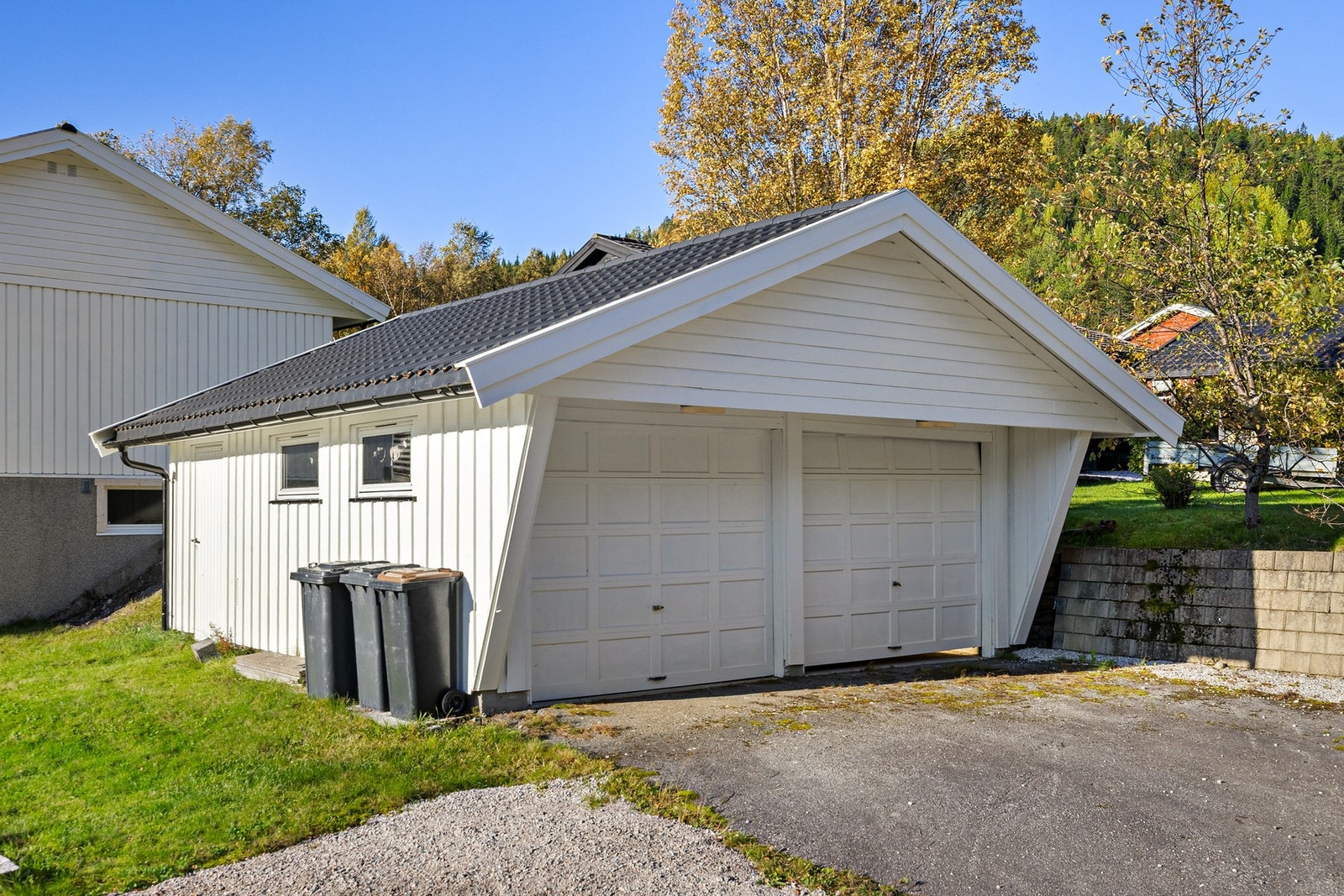Gode parkeringsmuligheter i dobbelgarasje og på egen gårdsplass. Galleribilde